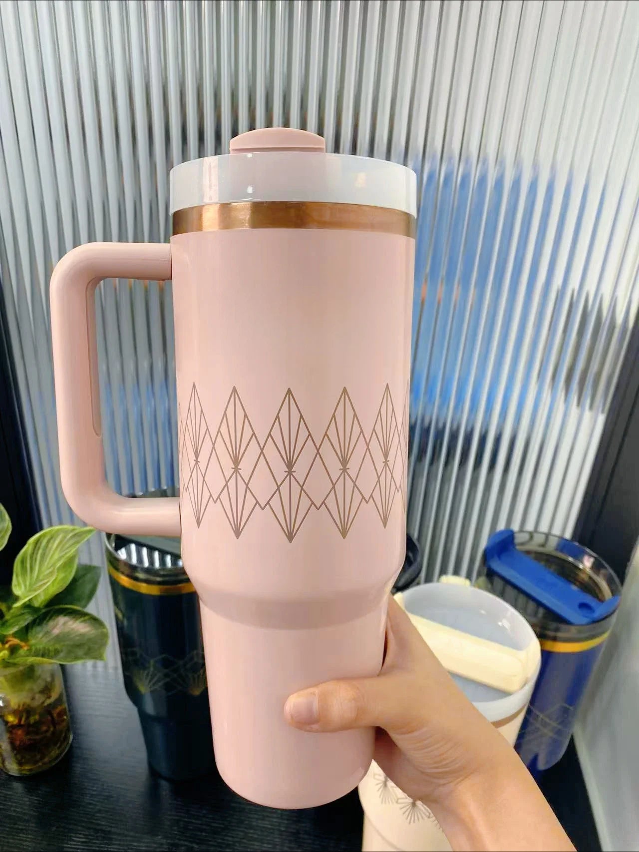 Einen krug mit Tumbler bedeckter flowstaii schacht mit einem edelstahl-isolator und einer doppelvereisten kühlgläser