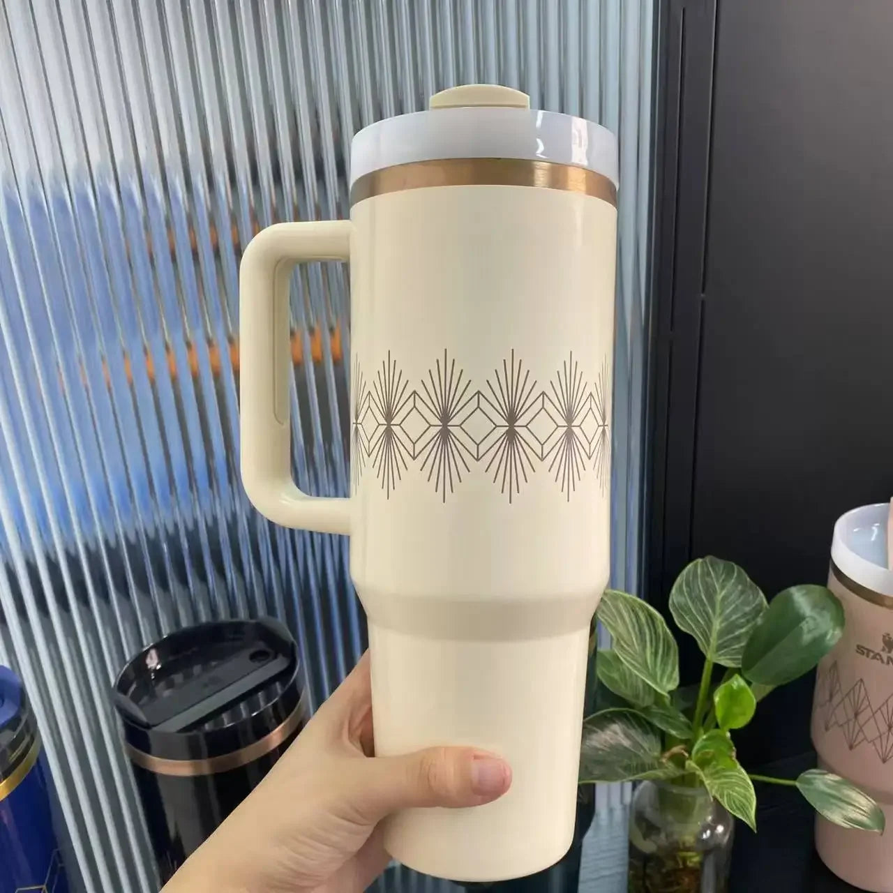 Einen krug mit Tumbler bedeckter flowstaii schacht mit einem edelstahl-isolator und einer doppelvereisten kühlgläser