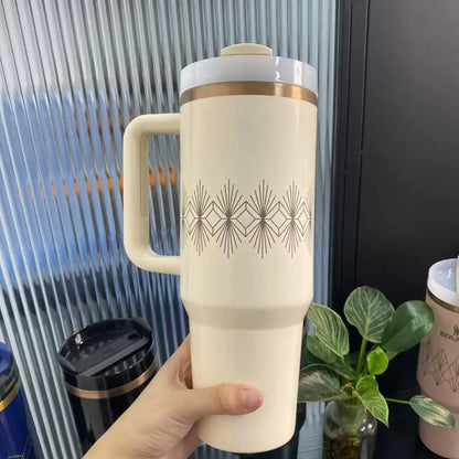 Einen krug mit Tumbler bedeckter flowstaii schacht mit einem edelstahl-isolator und einer doppelvereisten kühlgläser