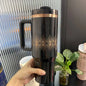 Einen krug mit Tumbler bedeckter flowstaii schacht mit einem edelstahl-isolator und einer doppelvereisten kühlgläser