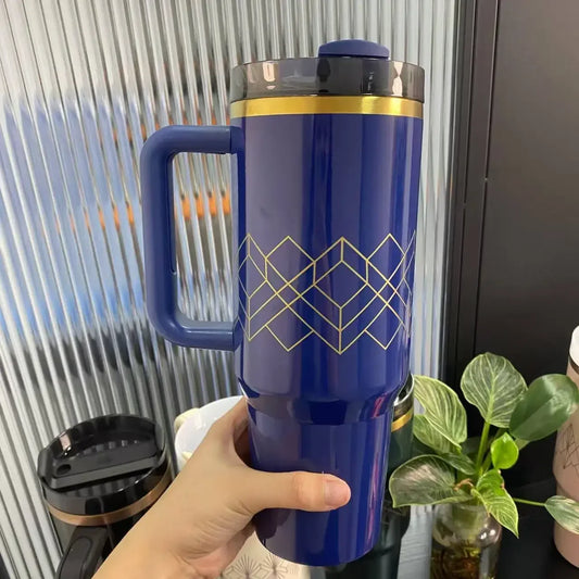 Einen krug mit Tumbler bedeckter flowstaii schacht mit einem edelstahl-isolator und einer doppelvereisten kühlgläser